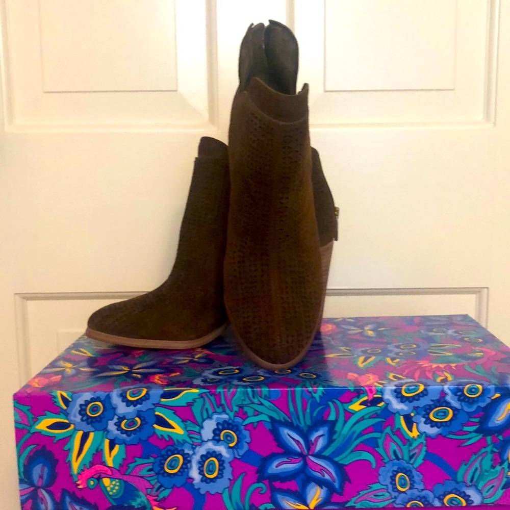Vince Camuto women’s size 7 1/2 brown suede heel farrier booties
